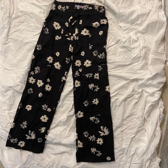 NWOT URBAN OUTFITTERS Marie Printed Cargo Pants ✨ - Picture 2 of 9